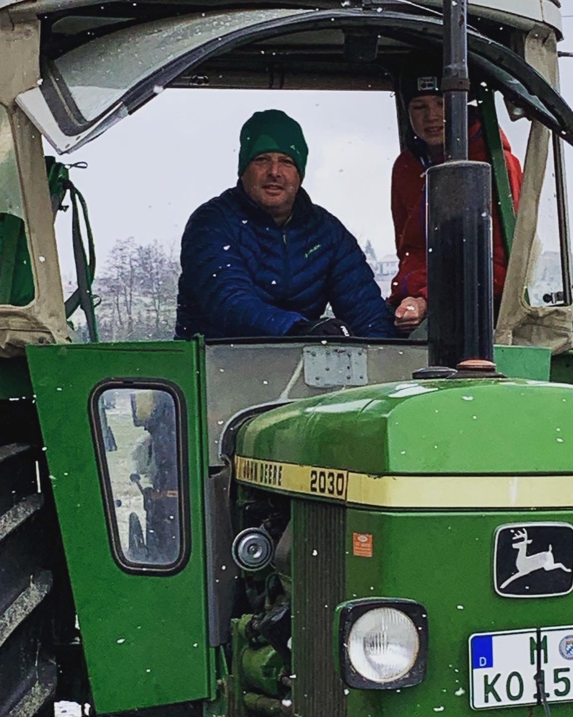Matthias Höfer am John-Deere-Traktor im verschneiten 5-Seen-Land
