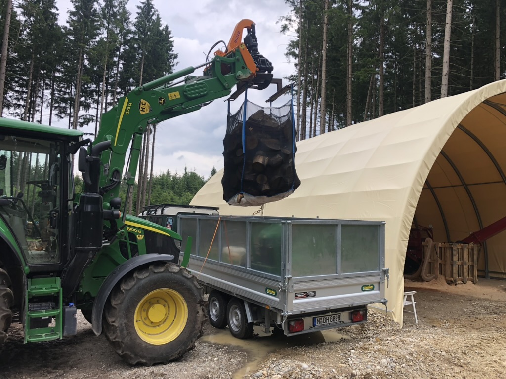 Holzverladung mit Traktor und Ladekran